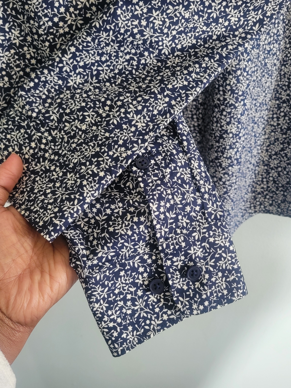 EUC H&M Men's Slim Fit Navy Floral Button-Up Shirt Sz L 100% Cotton - Picture 7 of 13
